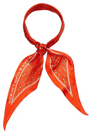 Czerwona jedwabna chusta z wzorem złotego łańcucha, związana luźnym węzłem, z napisem „Lauren Ralph Lauren” wzdłuż krawędzi.