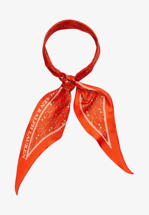 Pañuelo de seda rojo con motivo de cadena dorada, atado en un nudo suelto, con el texto "Lauren Ralph Lauren" en el borde.