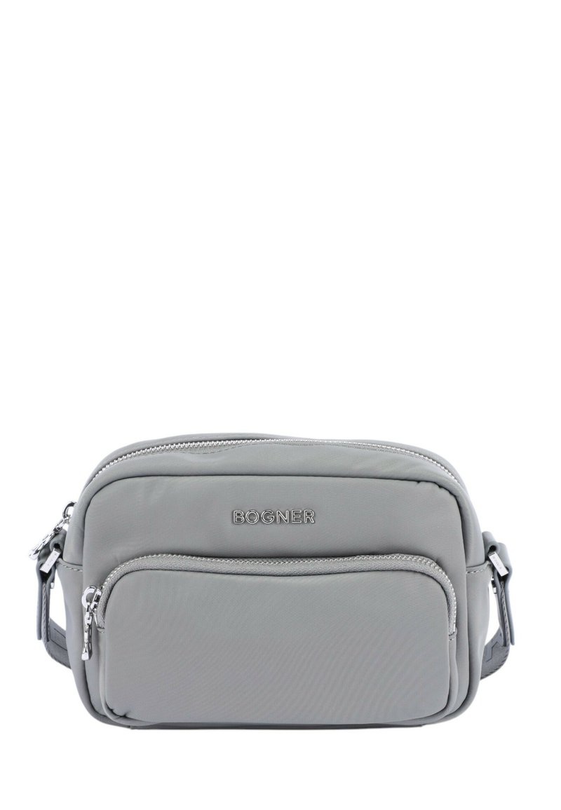 Borsa a tracolla in nylon grigio con texture liscia, multiple tasche con zip, logo impresso e tracolla regolabile. Design compatto.