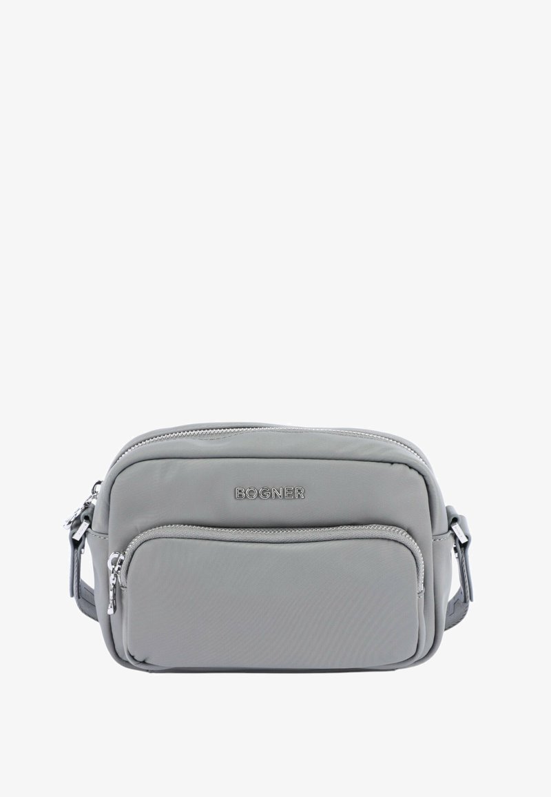 Borsa a tracolla in nylon grigio con texture liscia, multiple tasche con zip, logo impresso e tracolla regolabile. Design compatto.