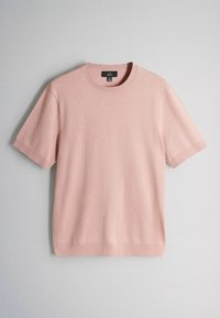 Weich rosa gestrickter Pullover mit kurzen Ärmeln, Rundhalsausschnitt, gerippten Bündchen und Saum, vor einem hellgrauen Hintergrund präsentiert.