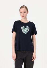 Tmavě modré bavlněné tričko s kulatým výstřihem, které má uprostřed bílo-mentolový abstraktní design srdce. Krátké rukávy, volný střih.
