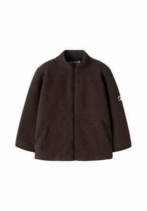 Veste polaire marron foncé avec fermeture éclair intégrale à l'avant, col montant, deux poches frontales inclinées et un petit logo sur la manche gauche.