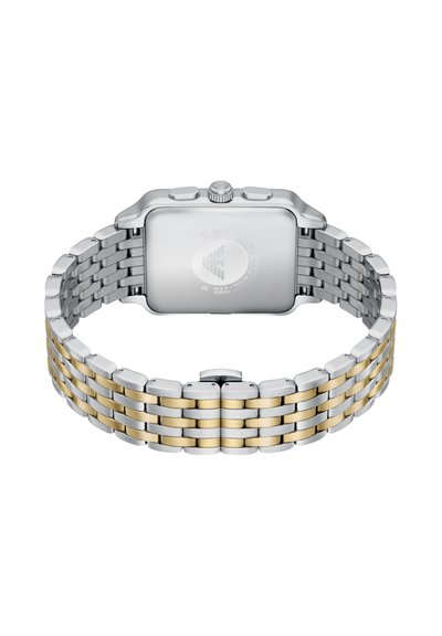 Silber- und goldfarbene Metalluhr mit quadratischem Gehäuse, Gliederarmband, strukturierter Oberfläche und rundem Aufzugskrone. Die Rückseite ist glatt und unliniert.