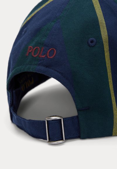 Tengerészkék és zöld pamut sapka arany csíkkal, piros hímzett "POLO" felirattal, állítható hátsó pánttal és ezüst fém csattal.