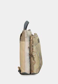 Borsa con design floreale beige realizzata in tessuto testurizzato, con dettagli lisci e un charm removibile. Presenta un manico grigio e accessori in tonalità oro.
