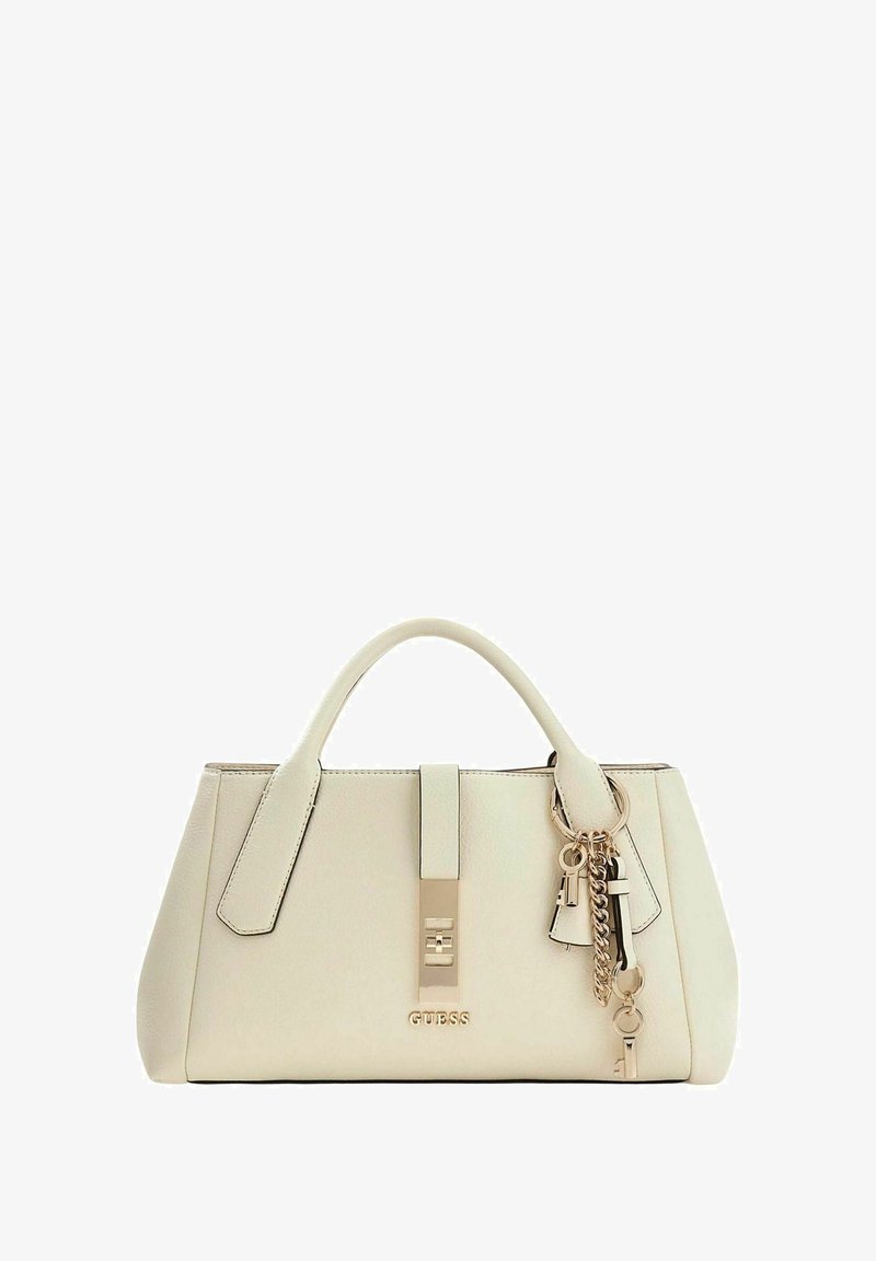 Sac à main beige au design structuré, avec deux poignées supérieures, quincaillerie dorée et accents de porte-clés décoratifs. Logo de la marque embossé à l'avant.