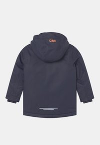 Giacca impermeabile blu navy con cappuccio, caratterizzata da una striscia riflettente grigia sul fondo e un logo arancione sul retro. Texture liscia.