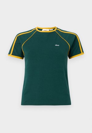 Žalias medvilnės marškinėliai su geltonais akcentais ant apykaklės ir rankovių, su mažuoju baltu logotipu krūtinėje ir klasikiniu apvaliu kaklu.