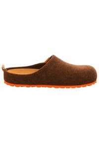 Rjave filcane crocs s pomarančno gumo podplatom, s slip-on dizajnom in okroglim nosom. Vključujejo majhen zanke na peti za lažje obuvanje.