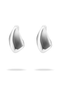Sølv, skulpturelle stud øreringe med en glat, reflekterende overflade og organisk, asymmetrisk form. Minimalistisk design uden synlige lukninger.
