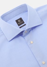 Světle modrá slim-fit košile s texturovanou tkaninou, klasickým límcem a dvěma bílými knoflíky na léze. Štítek je viditelný uvnitř límce.