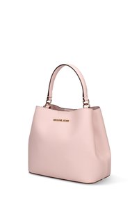 Roze draagtas van getextureerd leer. Voorzien van twee handgrepen, gouden beslag en een geperst logo aan de voorkant. Ronde vorm, open bovenzijde.