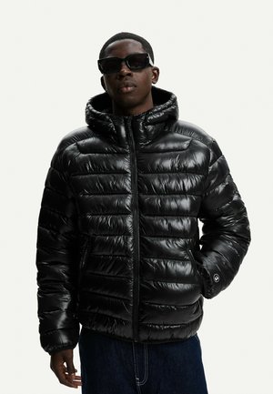 Černá péřová bunda s lesklým povrchem, se zipem vpředu a kapucí. Obsahuje prošívaný design, boční kapsy a manžety s žebrováním.