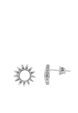 Orecchini a perno a forma di sole in argento con raggi radiali, uno con vista frontale e l'altro con vista laterale con chiusura a farfalla.