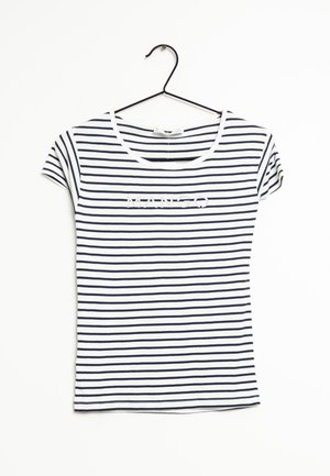 Camiseta blanca de manga corta con rayas horizontales azul marino y cuello redondo colgada en una percha negra sobre fondo blanco.