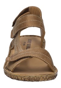 Hnědé kožené sandály s dvěma širokými nastavitelnými pásky, prošitými detaily, otevřenou špičkou a texturovanou gumovou podrážkou.
