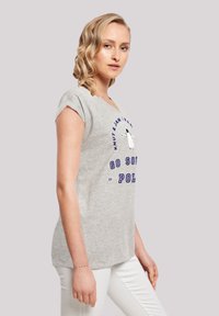 Graues Kurzarm-T-Shirt mit Rundhalsausschnitt, mit einer Pinguin-Illustration und blauem Text. Aus weichem Baumwollmix.