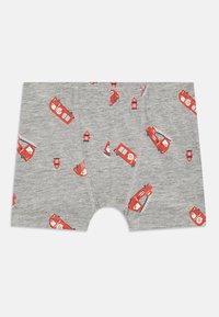 Sive bombažna bokserica s vzorcem gasilskega vozila v rdeči in beli barvi, brez pasu in z gladko teksturo.
