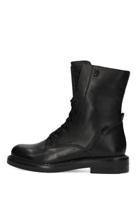 Czarne skórzane botki z okrągłym noskiem, sznurowane z przodu, z teksturowanym czarnym wierzchem. Posiadają solidny blokowy obcas i wzmocnione przeszycia.