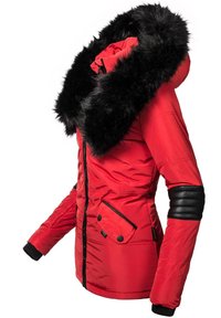 Chaqueta acolchada roja con un gran collar de piel sintética negra, cierre de cremallera, puños ribeteados negros y un bolsillo lateral con solapa.