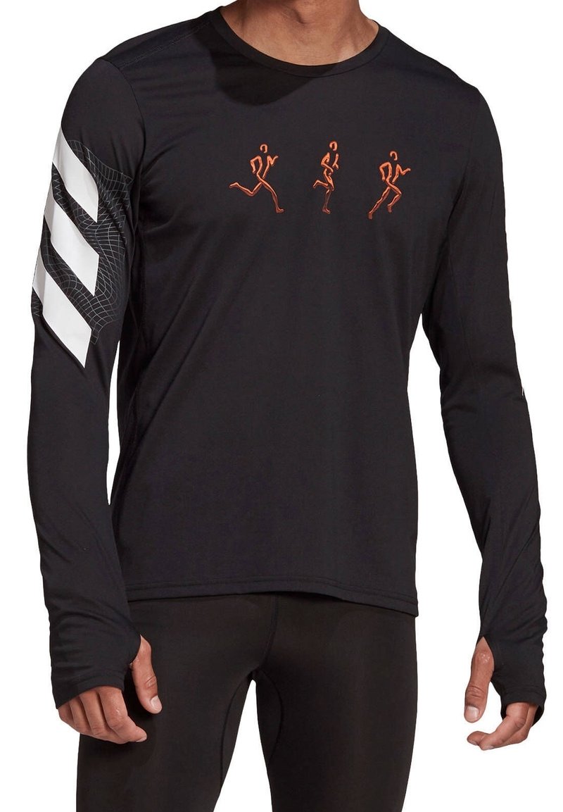Schwarzes langärmliges Sportshirt mit orangefarbenen Lauffiguren, grauen gemusterten Akzenten an den Ärmeln und Daumenlöchern an den Bündchen. Leichtes Material.