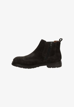 Bottines en daim noir avec fermeture éclair sur le côté, bout arrondi, perforations décoratives sur les côtés, et semelle en caoutchouc. Équipées d'une languette à l'arrière.