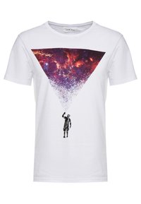Weißes Baumwoll-T-Shirt mit einem großen dreieckigen Grafikmotiv einer Galaxie in lila und rot, mit einer silhouettierten Figur, die eine Sprühdose hält.