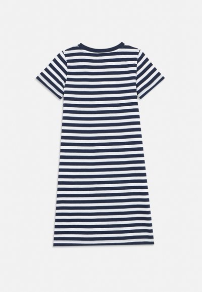 Κοντομάνικο casual φόρεμα με οριζόντιες ρίγες σε ναυτικό μπλε και λευκό, με στρογγυλή λαιμόκοψη, παρουσιάζεται επίπεδο σε λευκό φόντο.