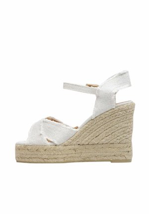 Biała sandałka na koturnie espadryl z teksturowaną cholewką, otwartym noskiem, paskiem wokół kostki oraz platformą i obcasem z plecionego juty.