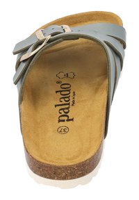 Sandale glissante bleu clair avec des sangles en cuir, semelle en liège et semelle en caoutchouc. Équipée d'une boucle métallique et du nom de la marque imprimé à l'intérieur.