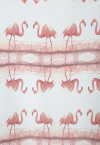 Tissu à motifs présentant des flamants roses avec un effet aquarelle, sur fond blanc. Texture lisse et design symétrique.