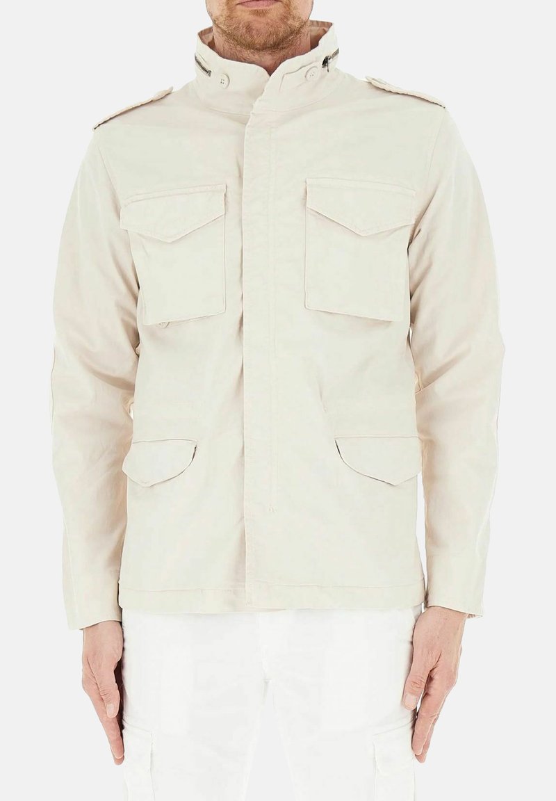 Giacca utility beige realizzata in tessuto leggero. Caratterizzata da un colletto alto, due tasche sul petto e due tasche laterali. Design minimalista.
