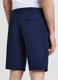 Marineblaue Shorts aus glattem Stoff, mit zwei Gesäßtaschen mit Knopfverschluss, gerade geschnitten und mit umgeschlagenen Säumen.