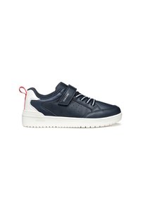 Sneakers in pelle blu navy con suola in gomma bianca, strap in Velcro e dettagli perforati; accentuazione rossa sul tallone. Progettati per comfort e traspirabilità.