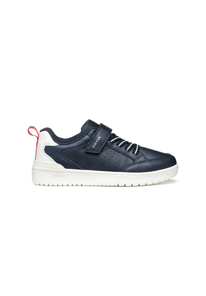 Sneakers in pelle blu navy con suola in gomma bianca, strap in Velcro e dettagli perforati; accentuazione rossa sul tallone. Progettati per comfort e traspirabilità.