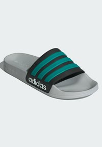 Černé a tyrkysové skluzavky s třemi výraznými pruhy, lehká šedá podrážka a logo Adidas na pásku. Vyrobeno ze syntetického materiálu.