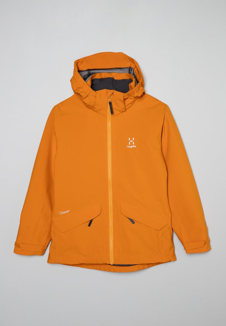 Chaqueta impermeable naranja con cremallera frontal, capucha ajustable, dos bolsillos frontales y forro de malla gris. Presenta el logo "Haglöfs" en el pecho.