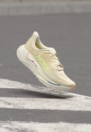 HOKA, ARAHI 9 - Обувки за бягане по асфалт - vintage yellow/alabaster