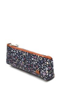 Astuccio a matita con stampa floreale su sfondo blu navy, trim arancione con zip e logo beige. I materiali includono tessuto con fiori di vari colori.