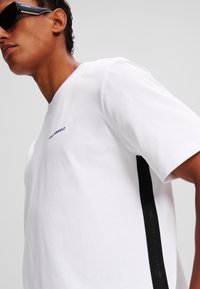 KARL LAGERFELD RELAXED LOGO TAPE - Navadna majica - white