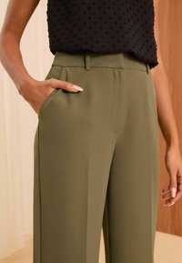 Love & Roses HIGH WAIST WIDE LEG TAILORED  - Kalhoty - khaki green
