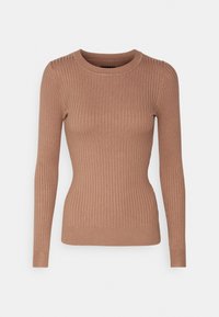 Pull en maille côtelée à manches longues de couleur marron clair, avec un col rond et une silhouette ajustée, présentant une texture lisse et un léger éclat.
