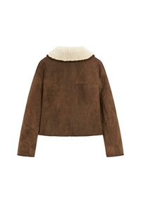 Bruine suède jas met een crèmekleurige nep-bontkraag, cropped ontwerp en gestructureerd materiaal. Effen achterkant zonder zichtbare hardware of accenten.