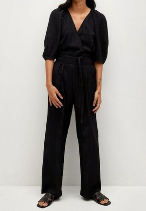 Sort, struktureret jumpsuit med omslagdesign, bred benpasform og korte puffærmer. Har en bundet talje og længde, der når anklerne.