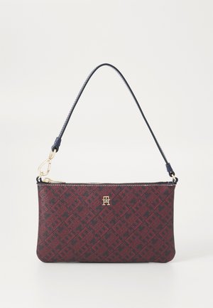 Czerwona i granatowa torebka w wzory z złotym logo, gładką fakturą, zamknięciem na zamek i odczepianym paskiem.