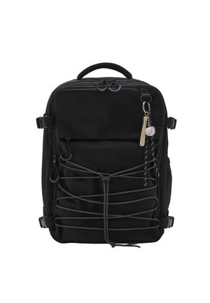 Sac à dos noir avec un tissu texturé, des compartiments zippés, un design de cordon à l'avant, et un petit porte-clés en forme de baseball attaché à une tirette de fermeture.