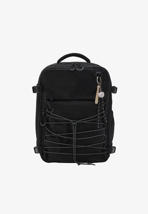 Čierny batoh s textúrovanou tkaninou, zipsovými vreckami, predným šnúrkovým dizajnom a malým kľúčom v tvare baseballovej lopty pripojeným k ťahu zipsu.