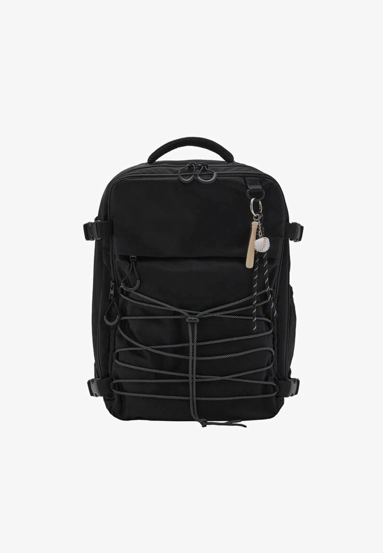 Črn nahrbtnik z teksturirano tkanino, zzipanimi predelki, sprednjo vrvno zasnovo in majhno ključno verigo v obliki bejzbolske žoge, pripeto na zadrgo.