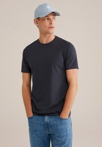 - T-shirt basic